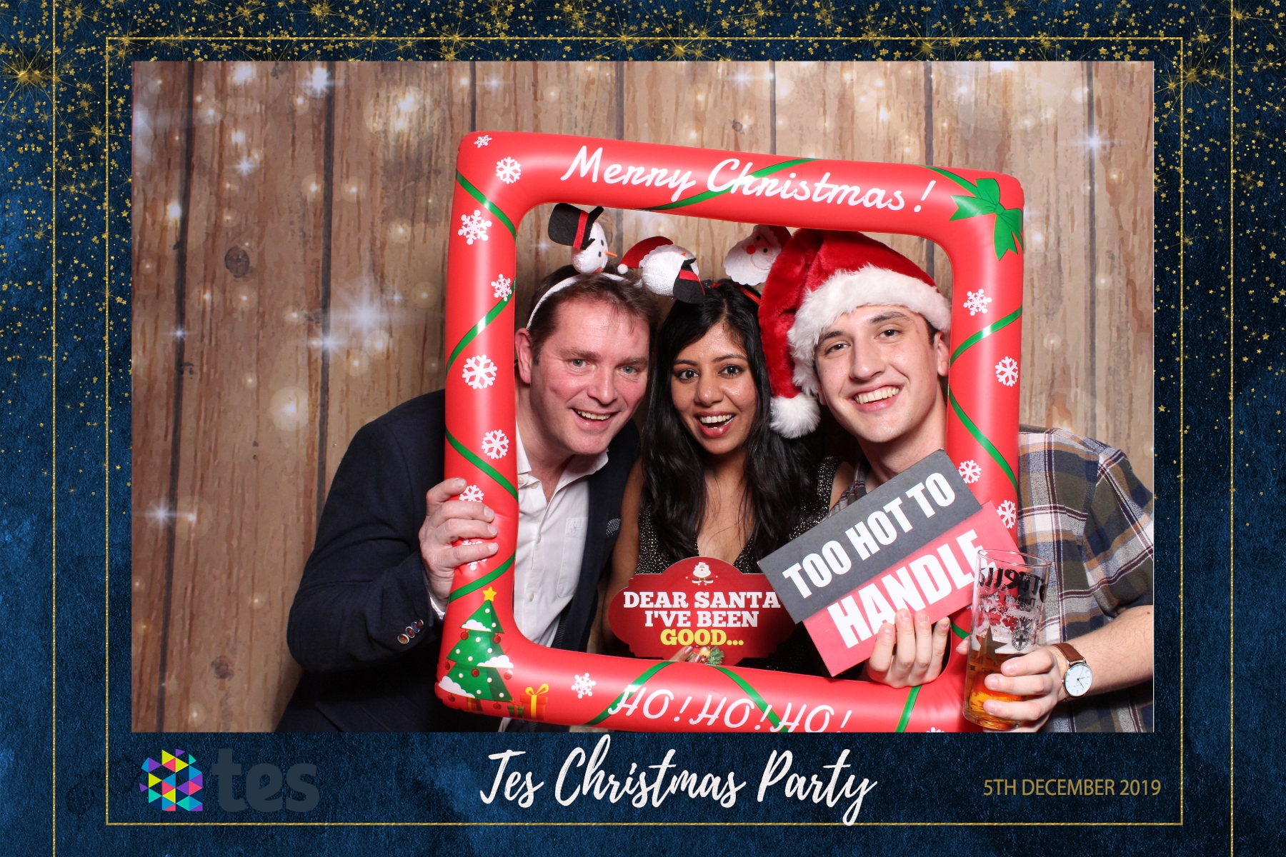 Tes Christmas party  | View more photos from the event at gallery.magicimages.uk/u/MagicImages/Tes-Christmas-party